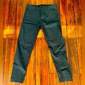 Outlier future darts in Sage. Size 32, in great condition.